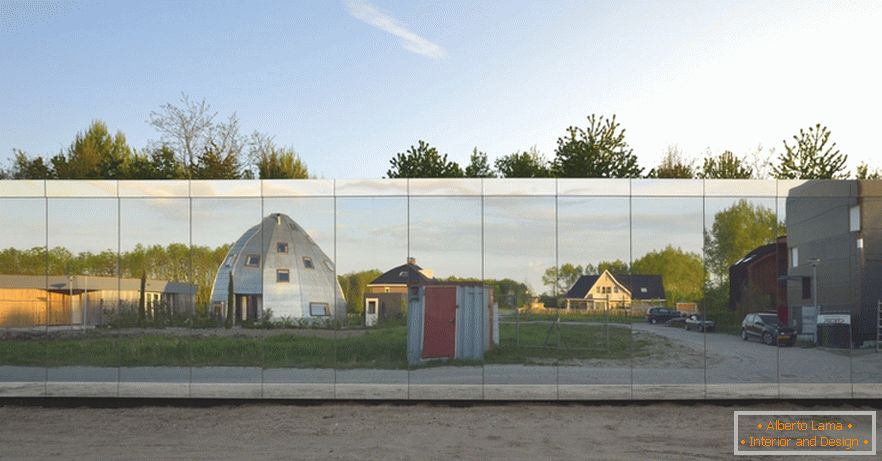 Zrcalna fasada hiše Mirror House