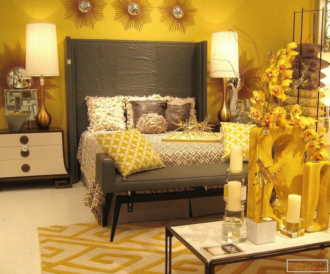 Siva postelja in rumena soba