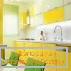 Kuhinjsko pohištvo z belo in rumeno fasado