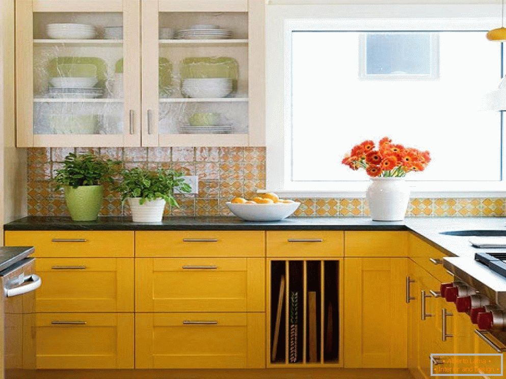 Kuhinjsko pohištvo z rumenimi fasadami