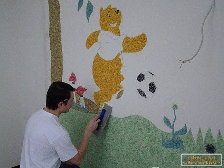 Moški črpa Winnie the Pooh na steni v vrtcu