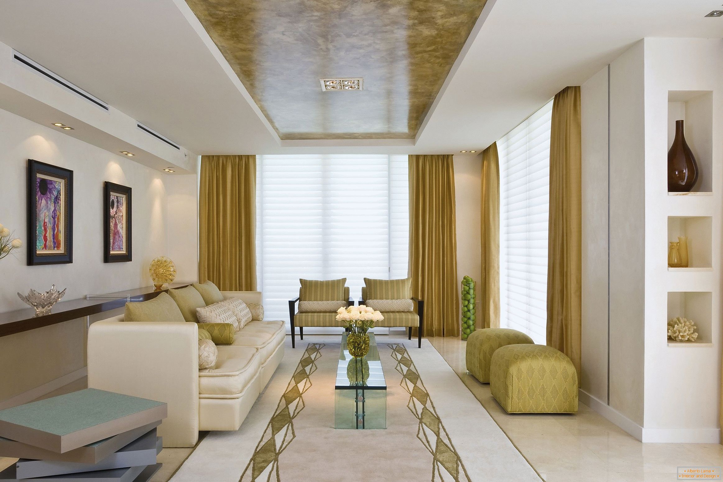 Kombinacija zlata in bele barve v notranjosti dnevne sobe