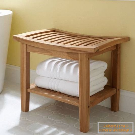 Leseni stol za kopalnico