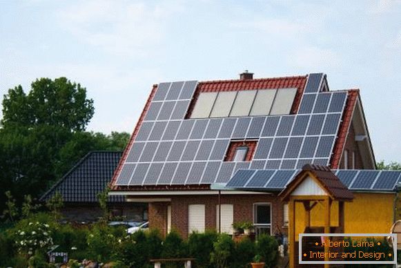 Hiša s solarnimi ploščami za avtonomno električno energijo