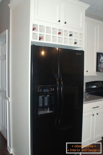 V majhni kuhinji je vgrajen hladilnik