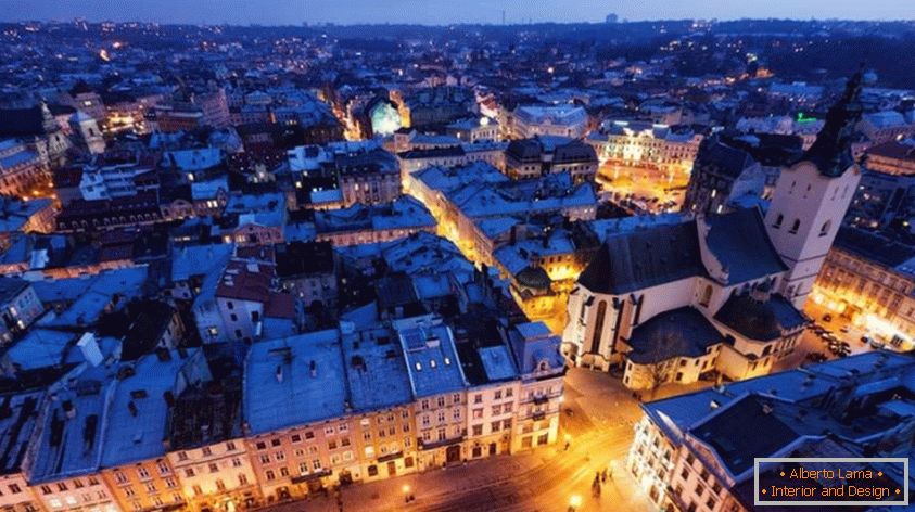 Noč Lviv с ярким освещением
