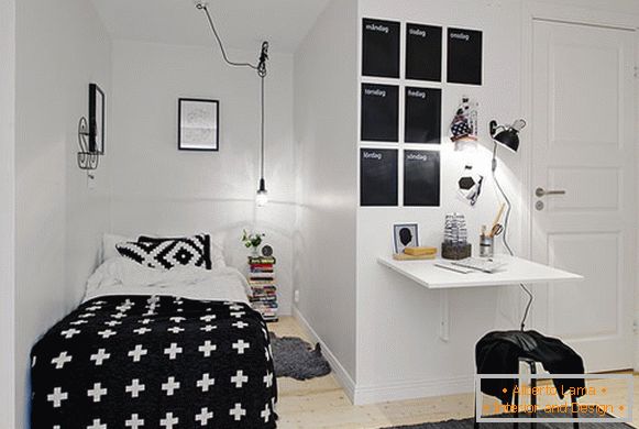 Elegantna majhna spalnica v črno-belih barvah