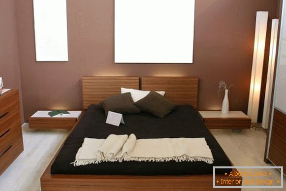 Kontrastni dekorativni elementi v spalnici
