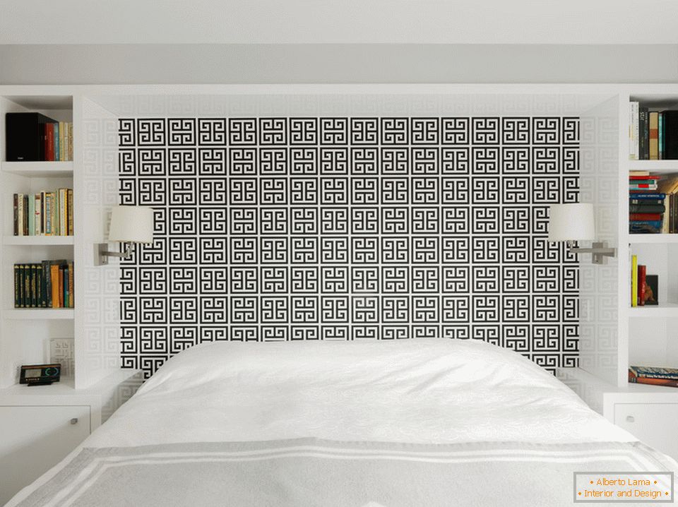 Spalnica v beli barvi s črnim vzorcem na glavi postelje