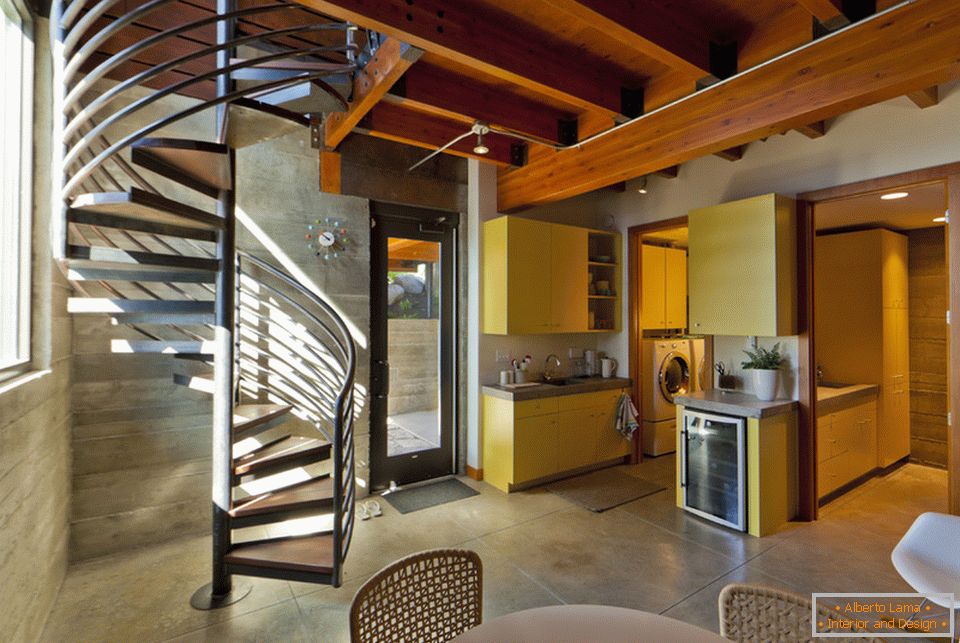 Elegantna moderna kuhinjska notranjost s spiralno stopnišče