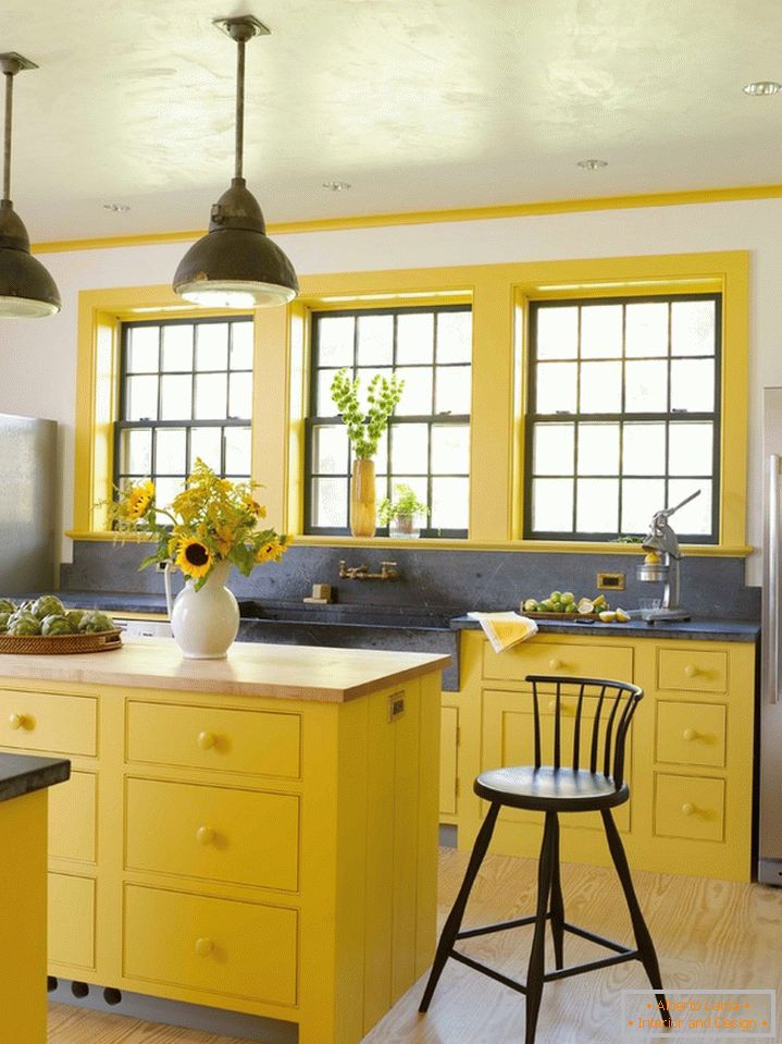 Rumena barva, dominira kmečki stil v kuhinji