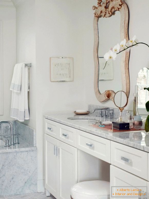 Bela pohištvo in marmor v oblikovanju kopalnice