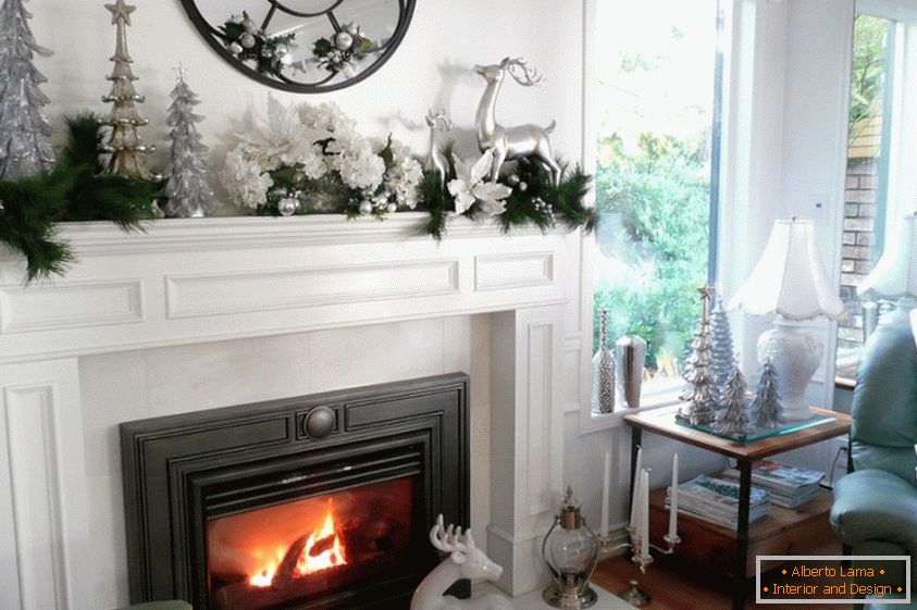 Bela-srebrna dekoracija dnevne sobe s kaminom za novo leto