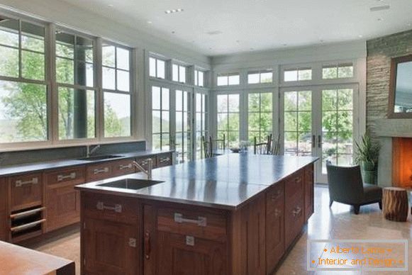 Kuhinja z velikimi okni v hiši Bruce Willis
