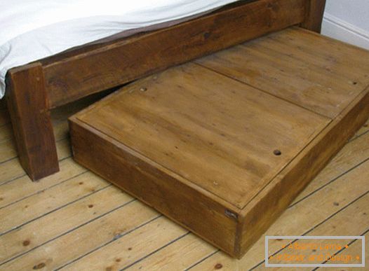 Lesena škatlica pod posteljo