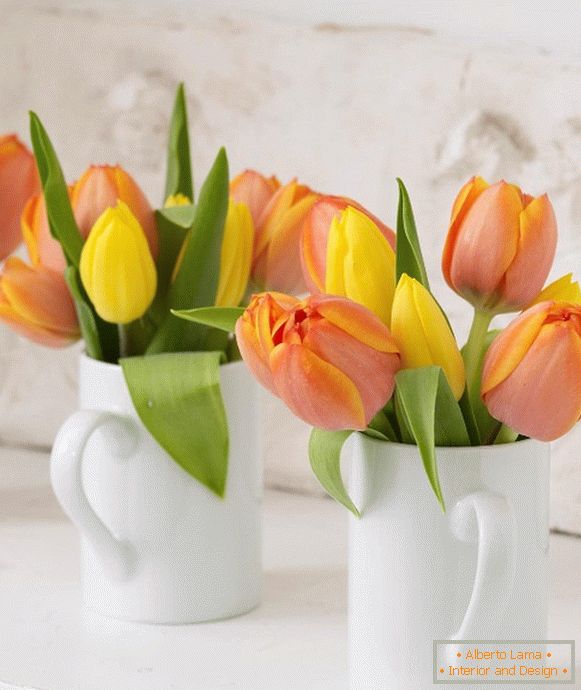 Tulipani v belih skodelicah