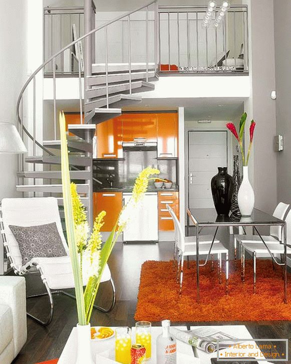Notranjost apartmaja s spiralno stopnišče do druge stopnje nad kuhinjo