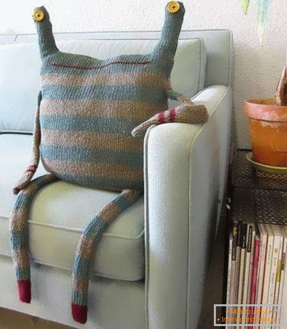 Ideje, kako ustvariti pletene blazine na kavču s pletilnimi iglami