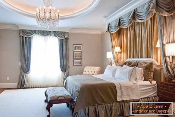Lepa zavese in krošnjami v spalnici v klasičnem slogu