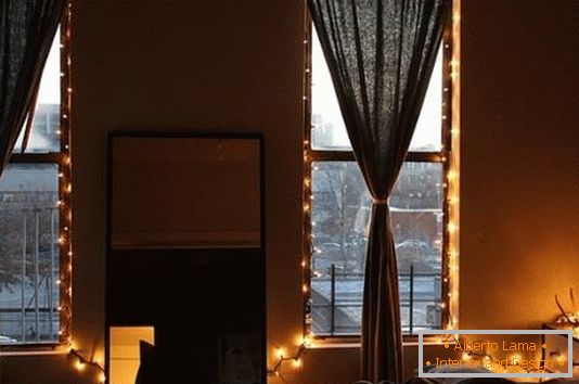 Elegantna osvetljena okna v spalnici