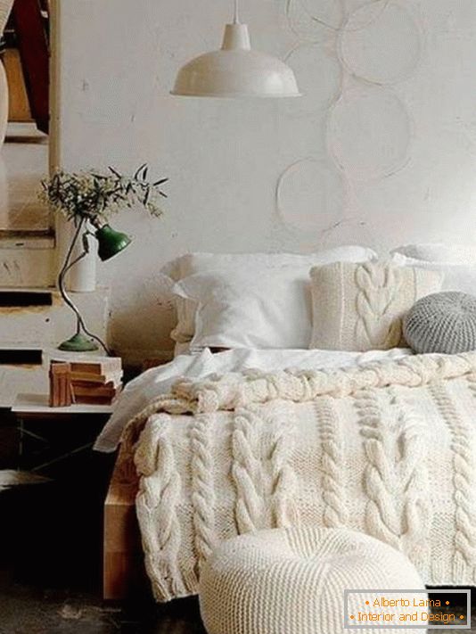 Elegantna dekoracija spalnice pletene stvari