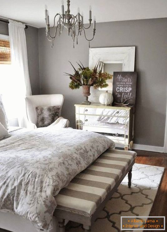 Elegantna spalnica z lepo oblikovanim predalom