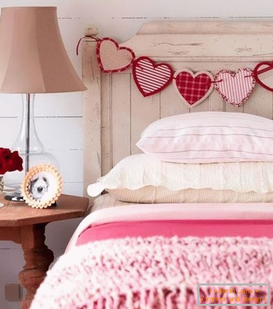 Okrasitev postelje za Valentinovo