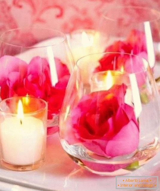 Rože in sveče kot okrasna miza za Valentinovo