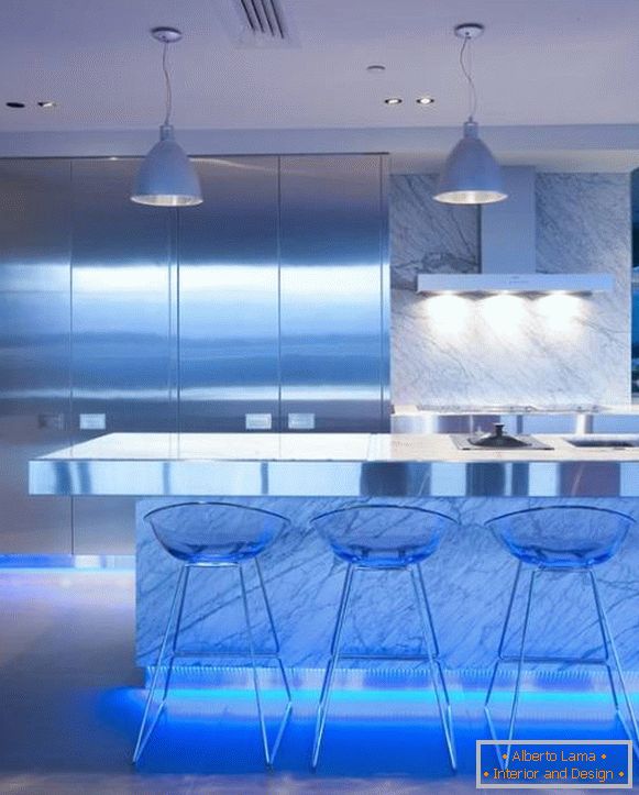 Zasnova kuhinje: vodila razsvetljava pohištva od spodaj