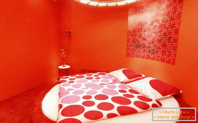 Neprimeren dizajn spalnice v svetlo rdeči barvi