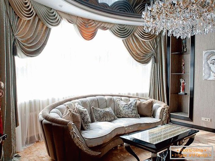 Elegantna dnevna soba z velikim oknom