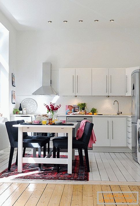 Kuhinja majhnega apartmaja na Švedskem