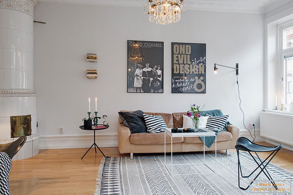 Notranjost dvosobnega stanovanja v skandinavskem slogu v Stockholmu