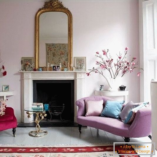 Romantična zasnova dnevne sobe v rdečih in vijoličastih tonih