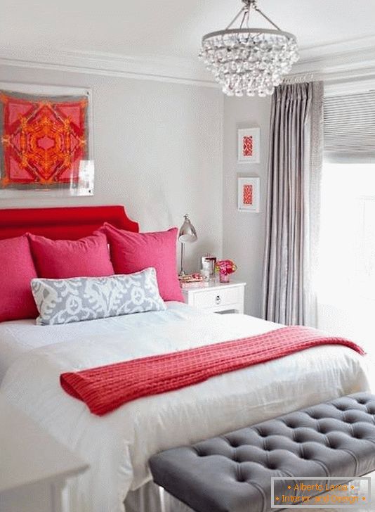 Kombinacija rdeče, roza in siva v spalnici