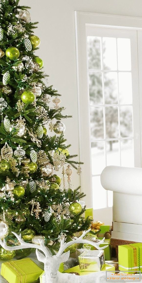 Božično drevo v svetlo zelenih igračah