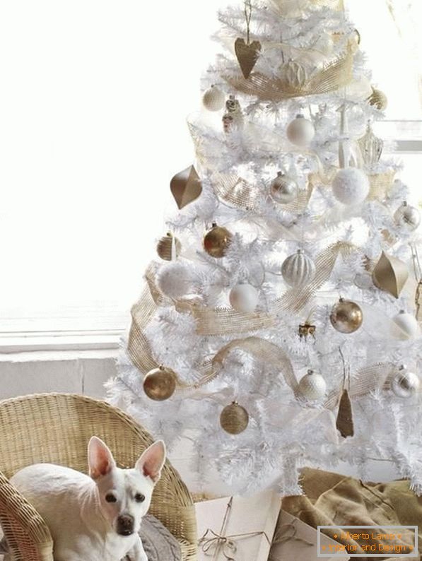 Belo božično drevo z zlate in bele kroglice