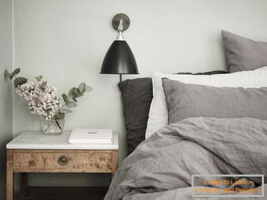Udobna notranjost spalnice v sivih tonih