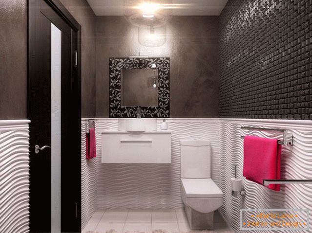 Notranjost majhne kopalnice v kombinaciji z straniščem