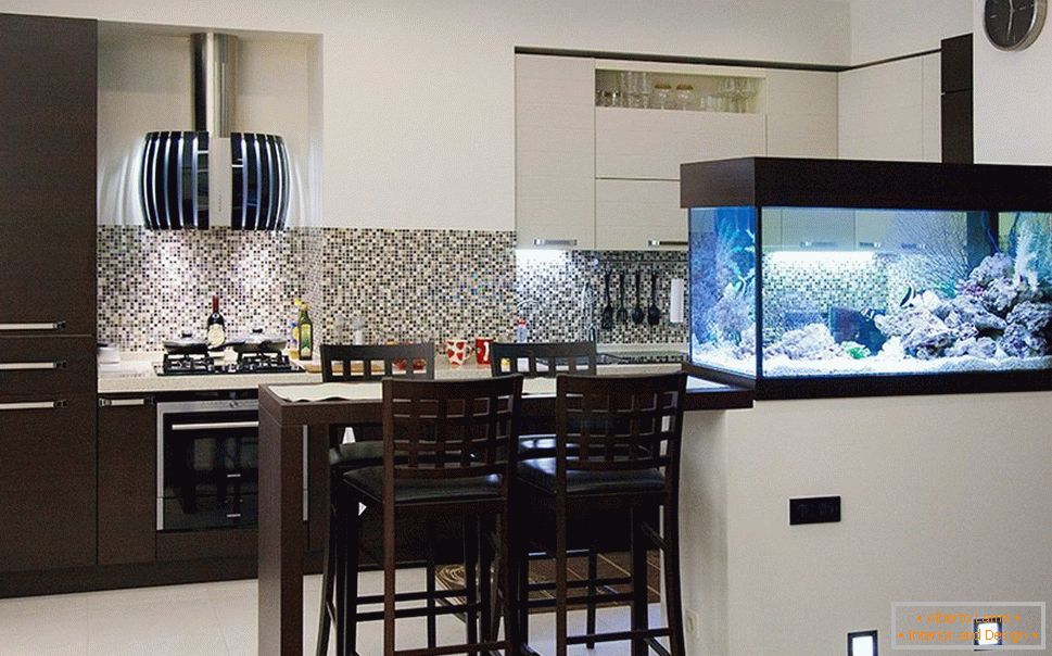 Bar counter z akvarijem на кухне