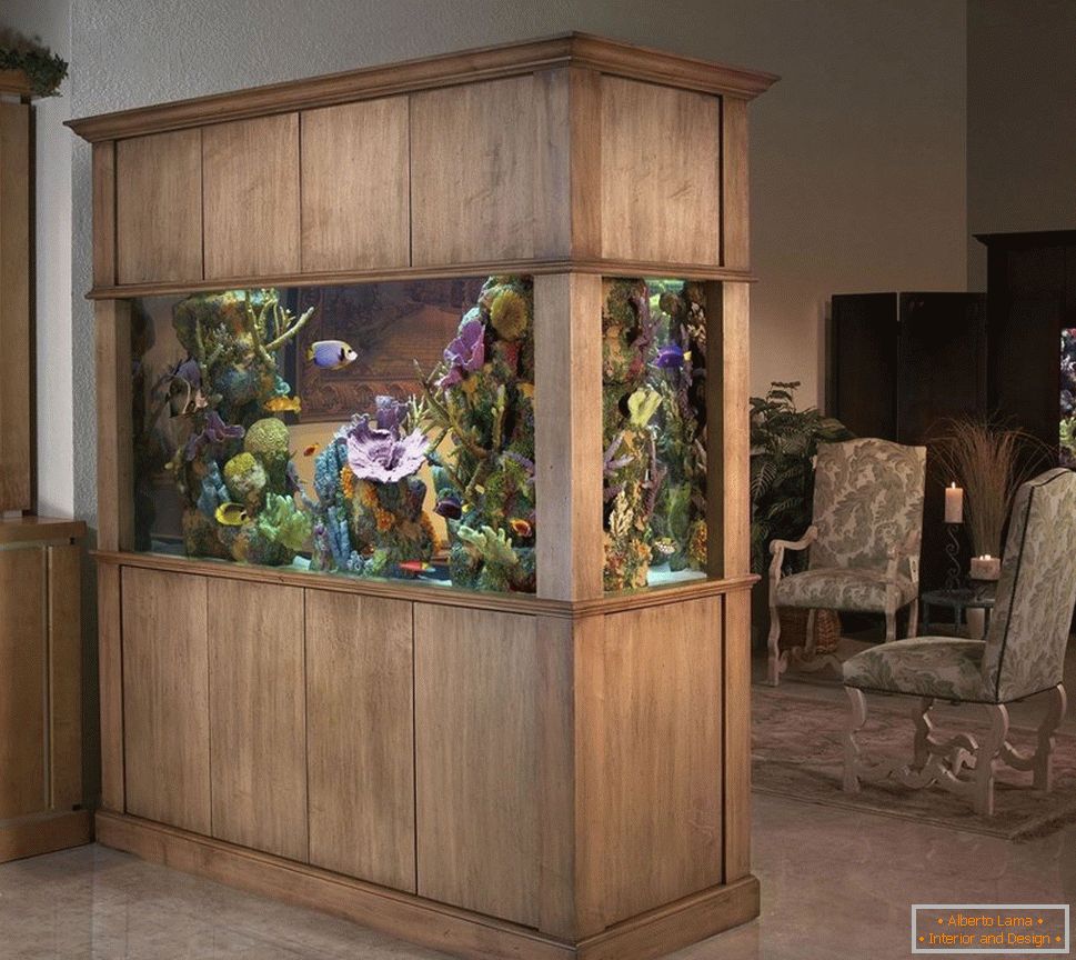 Akvarij z leseno zasnovo