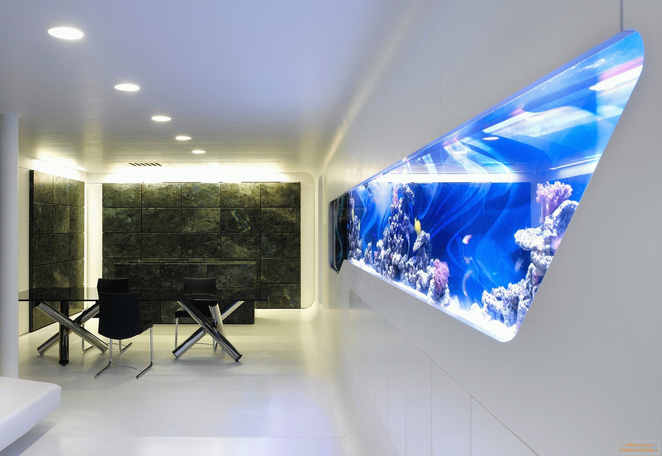 Moderna notranjost z akvarijem v steni
