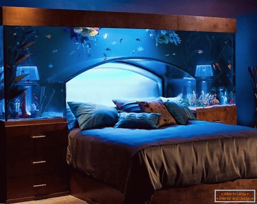 Aquarium nad posteljo