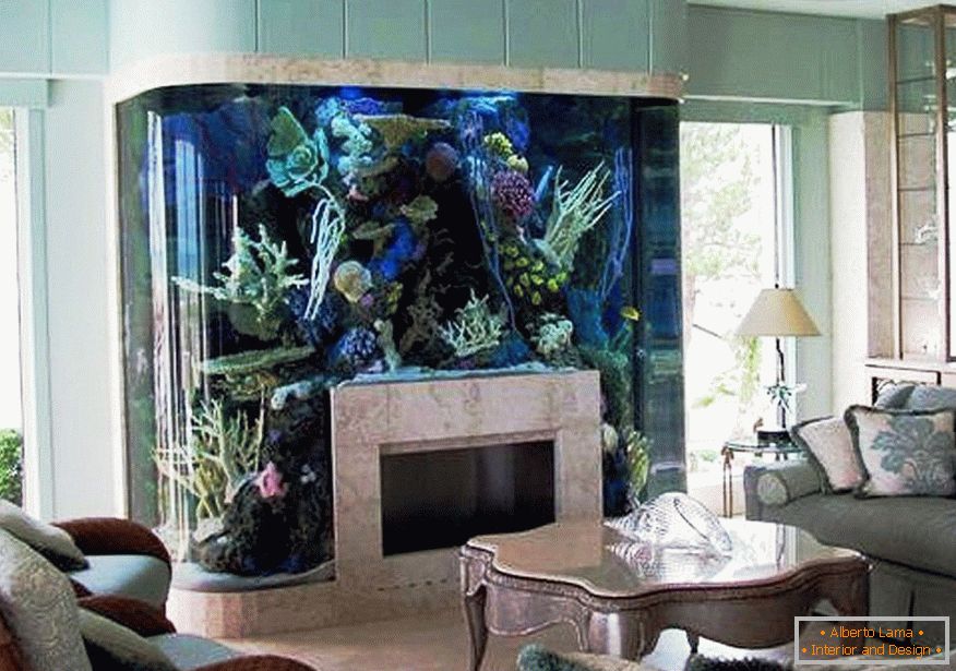 Sofe in miza nasproti akvarij s kaminom