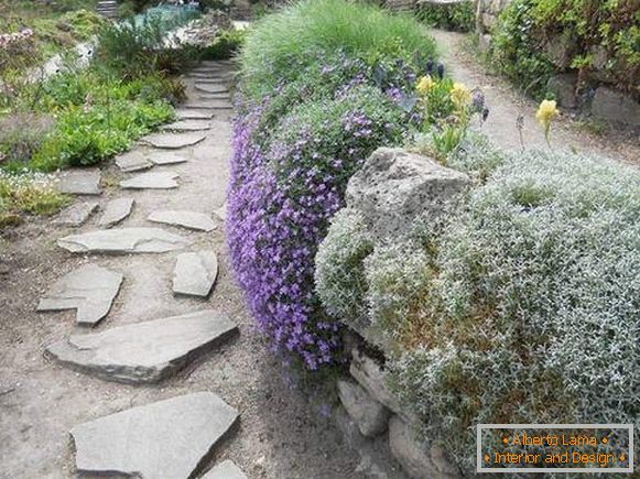 Vrtna terasa - Alpski tobogan z rokami na fotografiji
