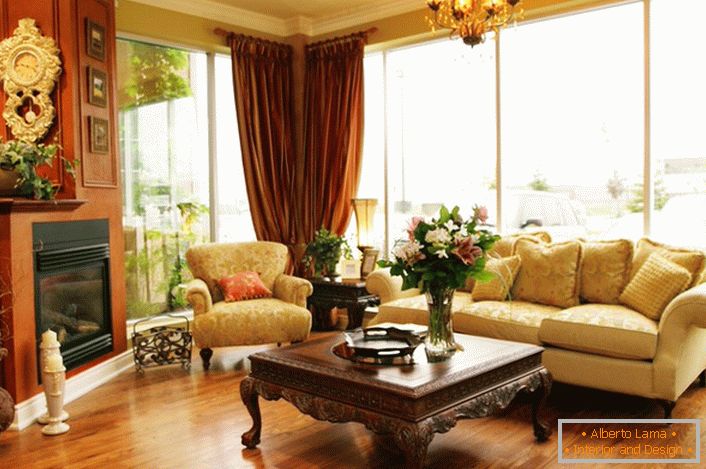 Udobna dnevna soba v moderni hiši. Kamin in pohištvo v angleškem slogu.