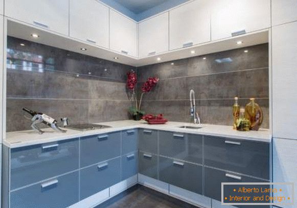 Siva bela kutna kuhinja - fotografija v oblikovanju apartmaja