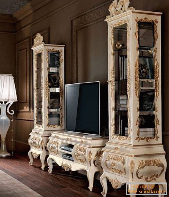 Bela pohištvo v notranjosti dnevne sobe - fotografija v klasičnem slogu
