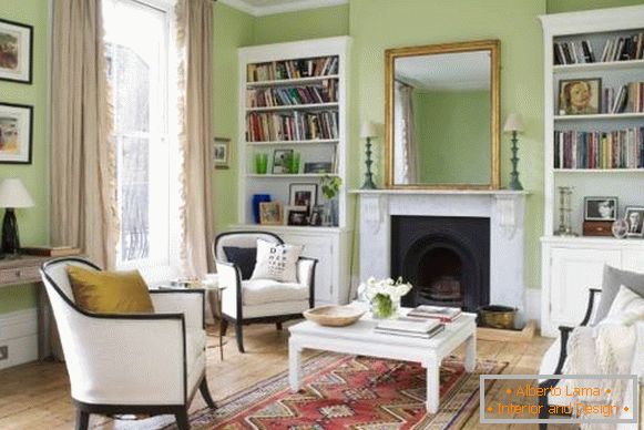 Zelena notranjost dnevne sobe z belo pohištvo