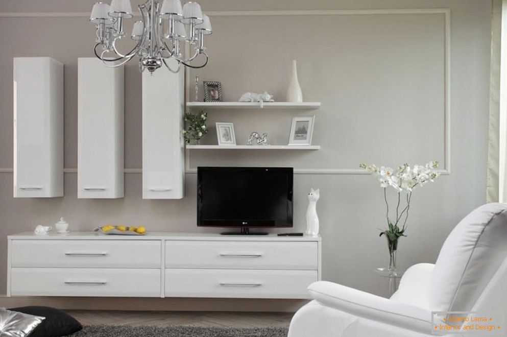 Soba z belo pohištvo
